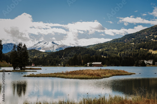 Lenzerheide See in der Schweiz mit Panoramaaussicht auf Berge