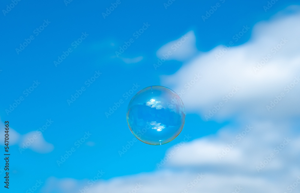 Seifenblase mit blauem Himmel im Hintergrund Seifenblase mit blauem Himmel im Hintergrund
