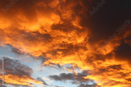 Nubes Doradas al Atardecer