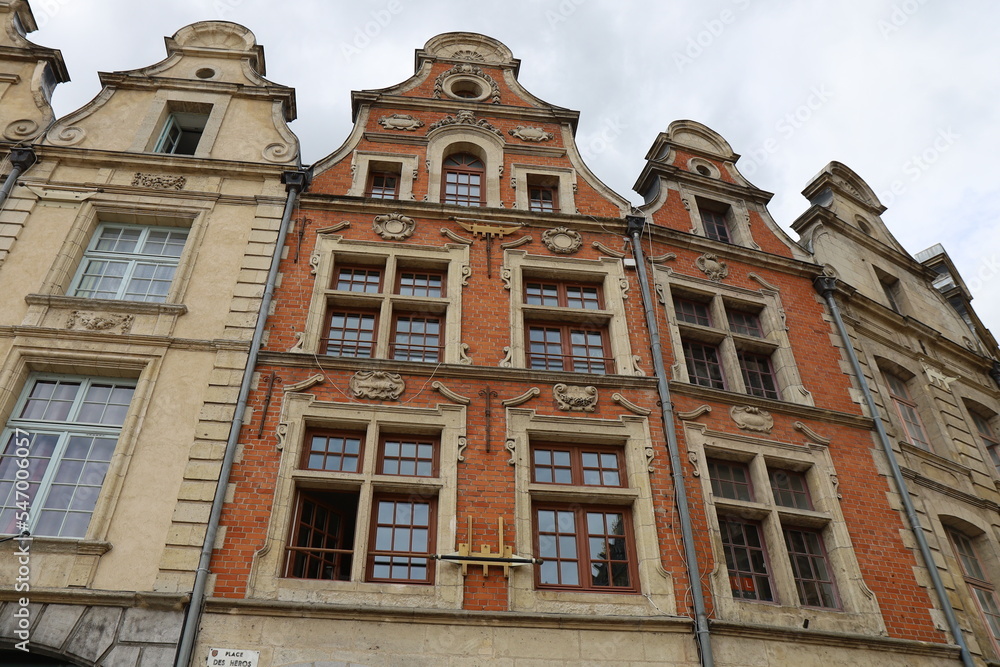 Fototapeta premium Bâtiment typique, vu de l'extérieur, ville de Arras, département du Pas de Calais, France