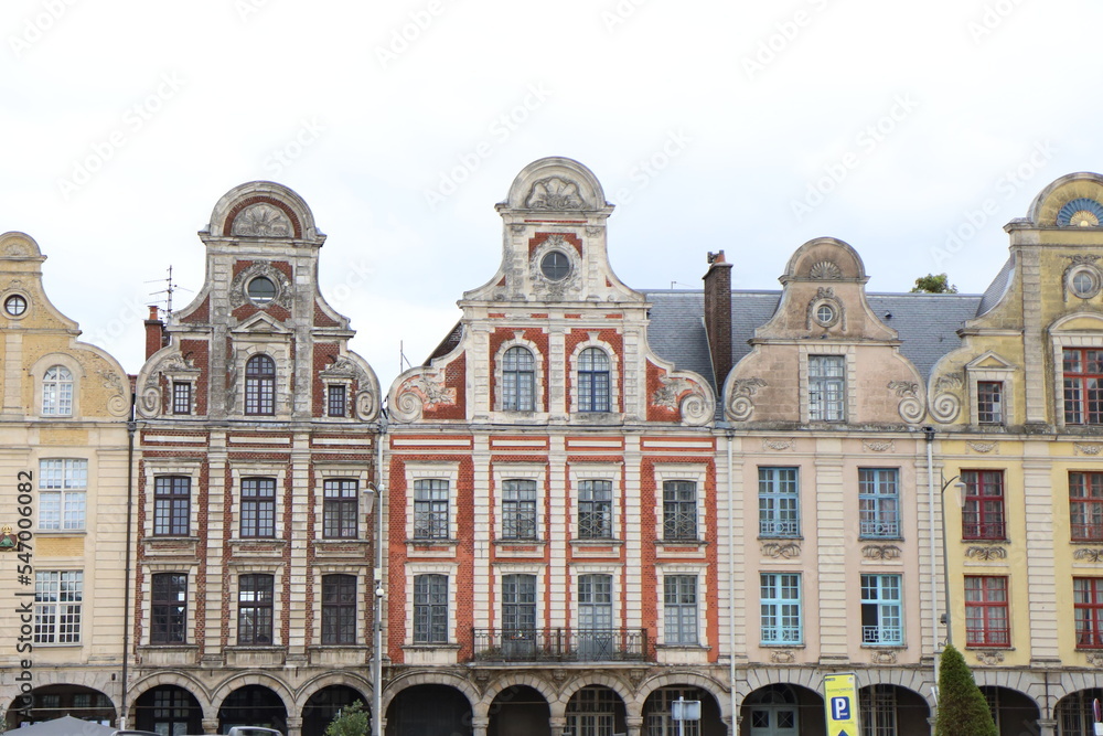 Bâtiment typique, vu de l'extérieur, ville de Arras, département du Pas de Calais, France