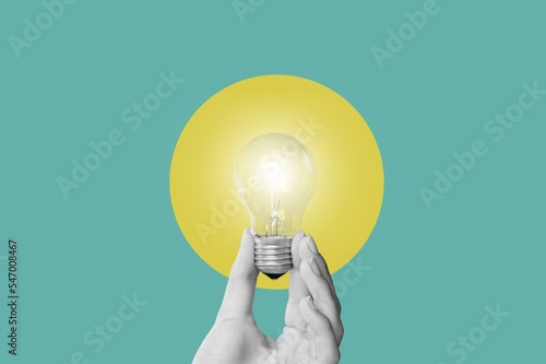 Obraz na płótnie Humna hand hold lamp light bulb