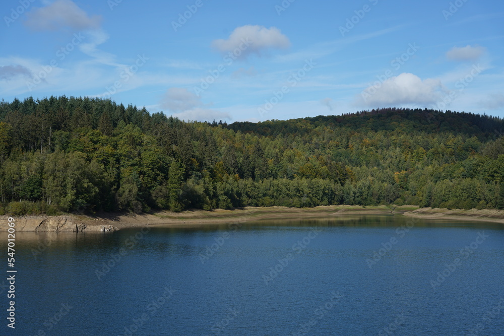 See in Form einer Talsperre zur Speicherung von Trinkwasser See in Form einer Talsperre zur Speicherung von Trinkwasser