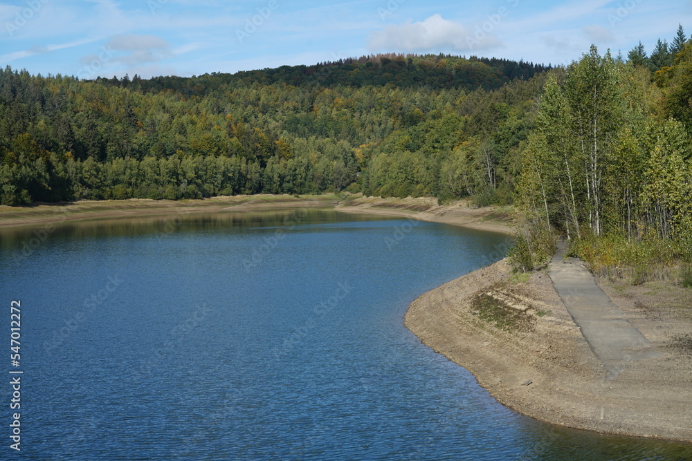 See in Form einer Talsperre zur Speicherung von Trinkwasser