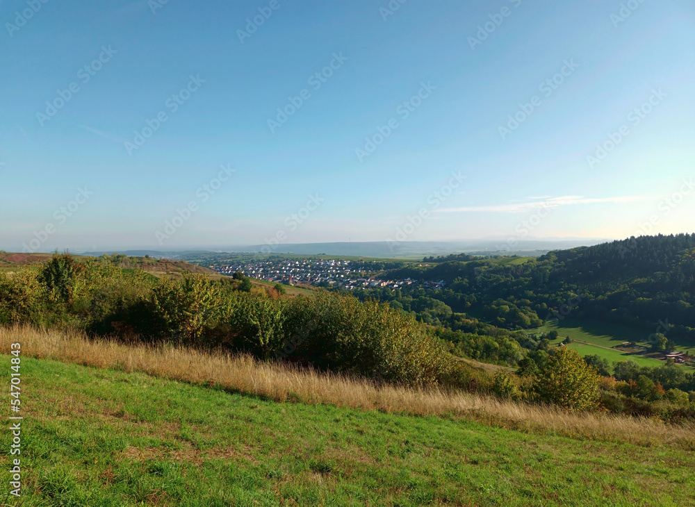 Obraz premium Blick auf Wallhausen auf dem Premium-Wanderweg Vitaltour Stein, Wein & Farbe im Landkreis Bad Kreuznach in der Nahe-Region von Rheinland-Pfalz.