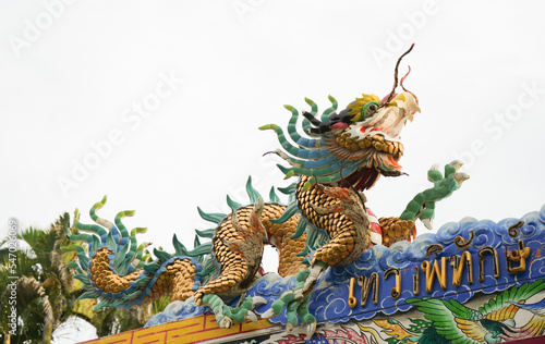 Fotografie Dragon serpent : sculpture sur le frontispice d'un temple chinois en Thaïlande