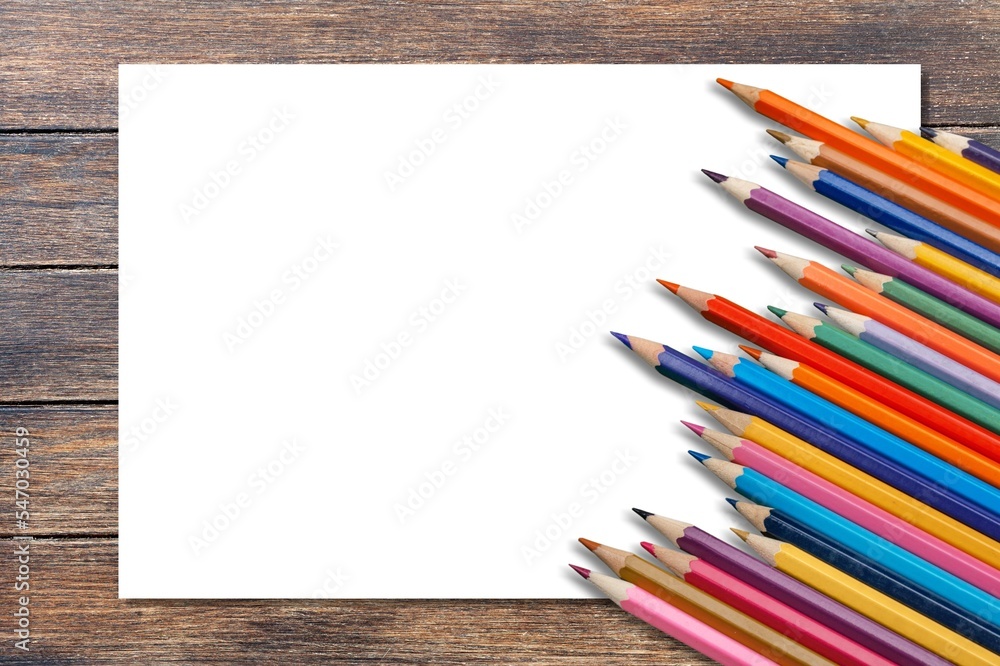Obraz premium Colored drawing pencil and white paper