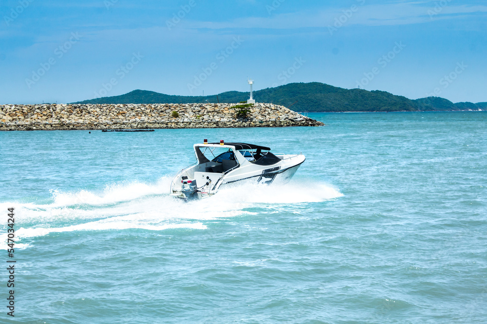 Fototapeta premium Floating fast speed boat on the blue sea