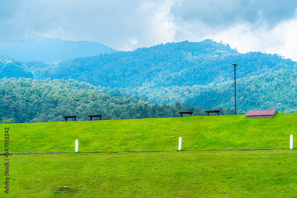 Φωτογραφία A public place leisure travel wide lawn and big tree landscape at Park to relax with in nature forest Mountain views spring cloudy sky background with white cloud in Chiang Mai University