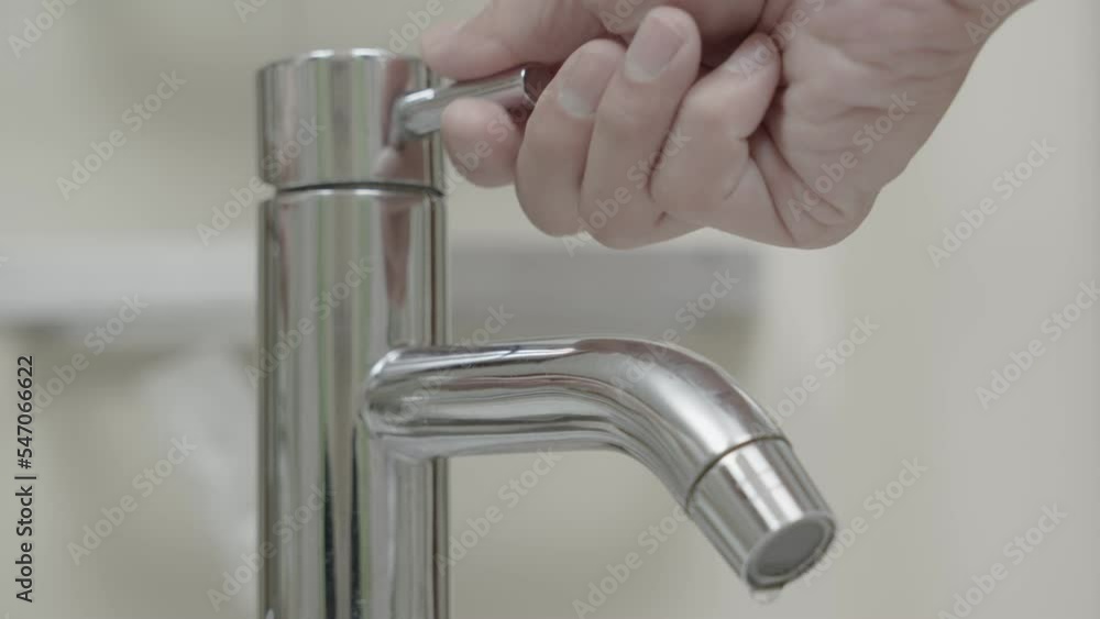 Vidéo Stock The faucet in the bathroom with running water. Man keeps
