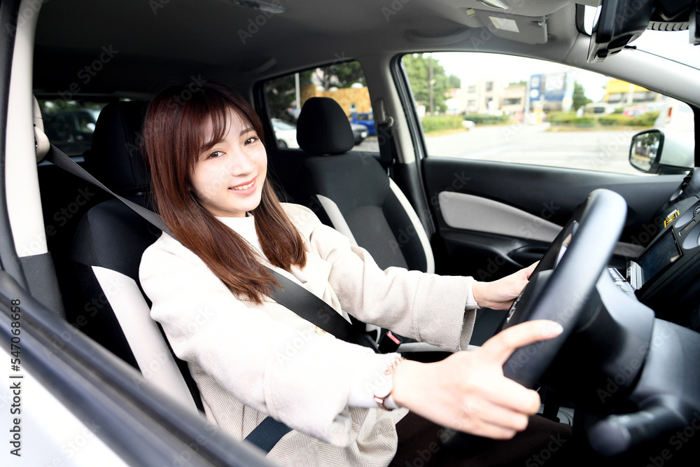 笑顔で運転をする若いアジア人女性 笑顔で運転をする若いアジア人女性