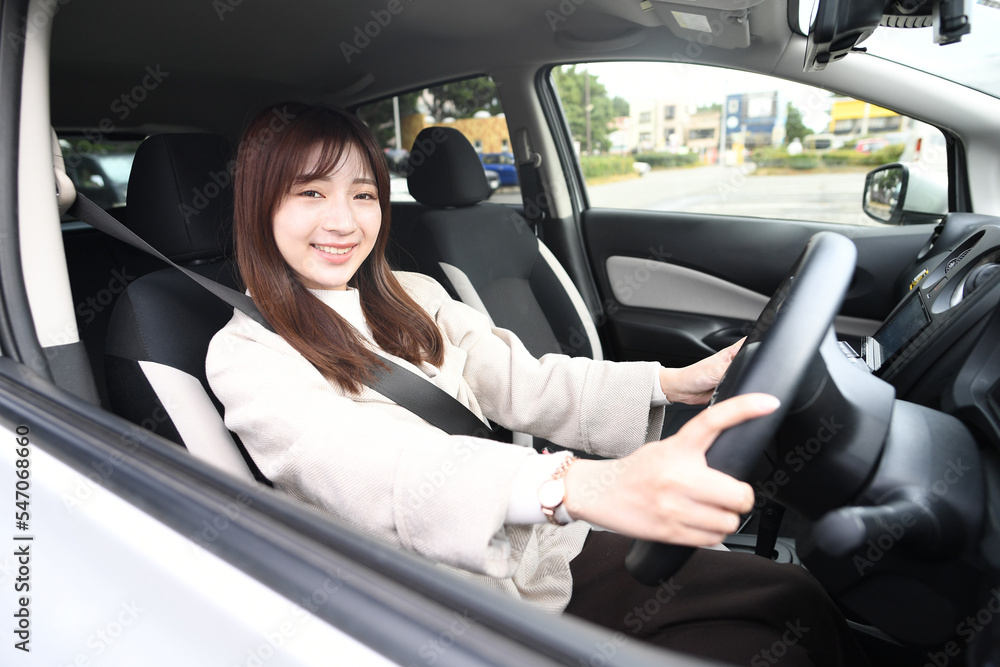 笑顔で運転をする若いアジア人女性 笑顔で運転をする若いアジア人女性