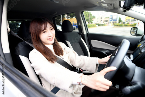 笑顔で運転をする若いアジア人女性 © koumaru