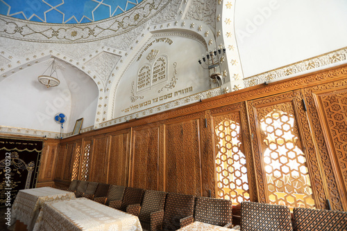 Fotografiet The seats for the guests and the believers in the synagogue in Samarkand