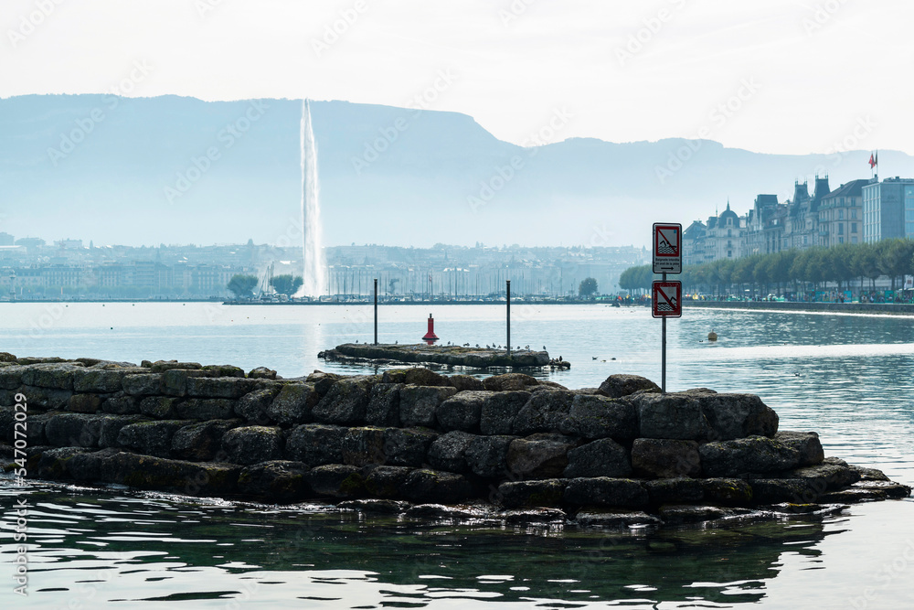 Foto de Le fameux jet d'eau dans la rade de Genève do Stock | Adobe Stock