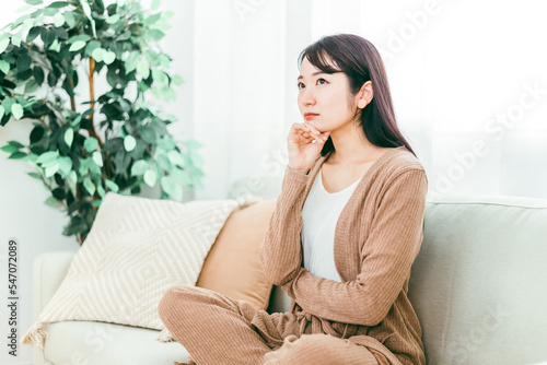 Canvastavla 部屋で不安なことがあり考え事をして悩む若い日本人女性