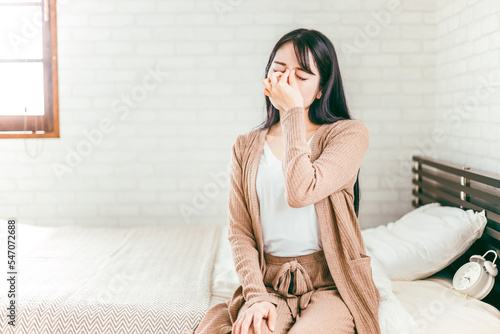 ベッドルームで眼精疲労・ドライアイ・疲れ目に悩む日本人女性
 photo