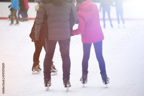 Schlittschuhlaufen auf der Eisbahn (People skating on ice rink)