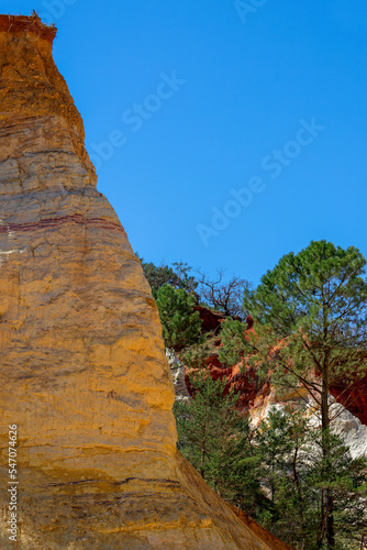 Paysage ocre et rocheux dans le sud de la France