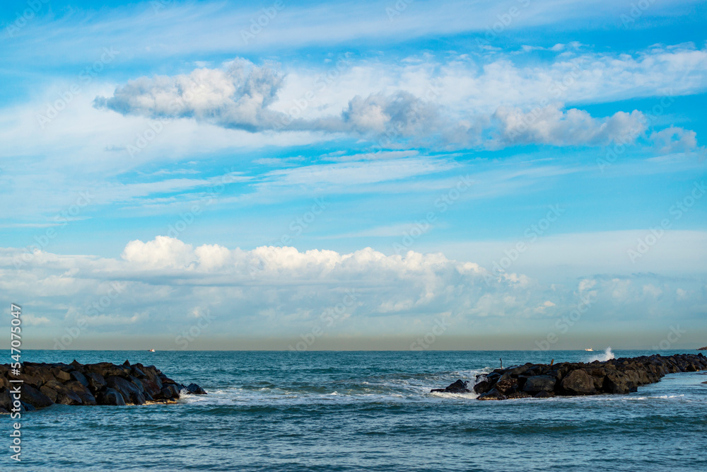 Bord de mer par une matinée nuageuse Bord de mer par une matinée nuageuse