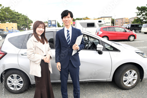 自動車教習所の男性教官と女性生徒 © koumaru