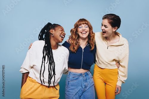 Fotografi Group of girls laughing together in a studio