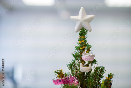 Weihnachtsbaum mit Zahnspangen im Behandlungszimmer in einer kieferorthopädischen Zahnarztpraxis
