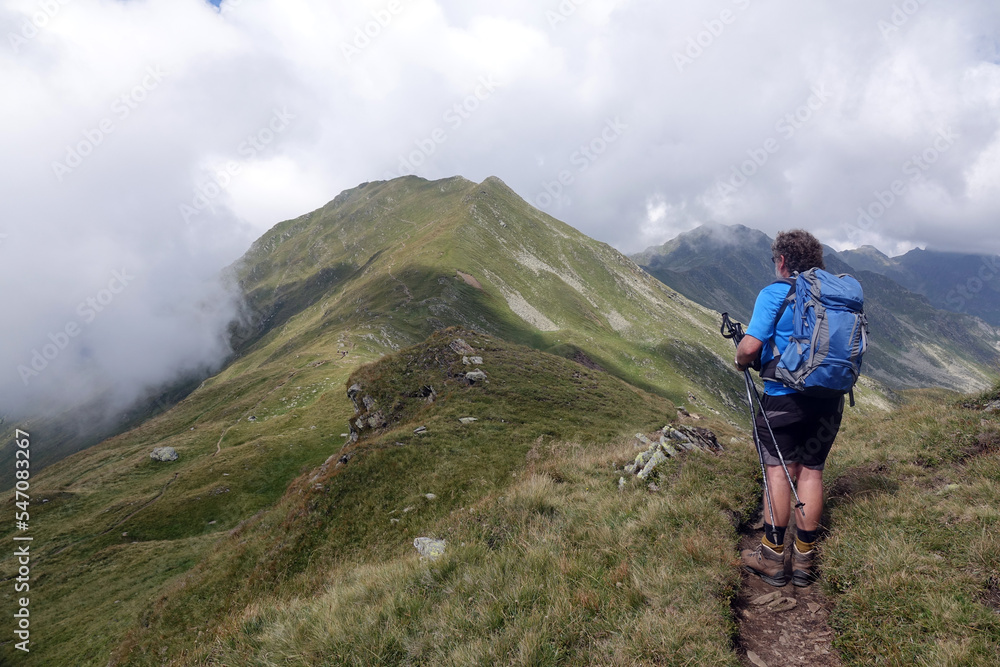 Wanderer am Fleckner in Suedtirol