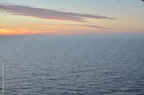 dawn at sea no sun colorfull pastell gradient ocean