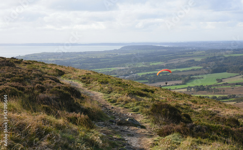 Parapente sur le Ménez-Hom avec, à l'horizon, le Cap de la Chèvre. Finistère, Bretagne, France photo