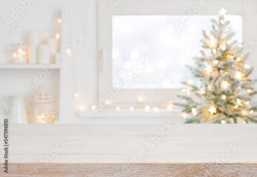 Foto Empty table in front of christmas tree with decoration background