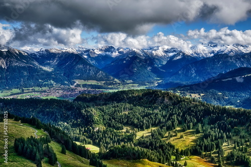 Herbst, Alpen mit Dorf und Berge, Gipfel mit Schnee