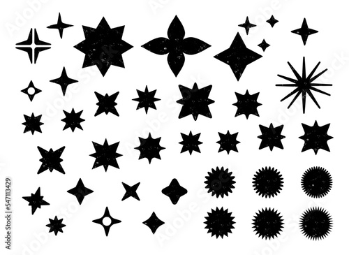 Conjunto de formas variadas; estrellas en color negro con textura grunge. Pegatinas de venta o descuento, iconos, insignias. Formas estrelladas con diferente número de rayos vectorizadas