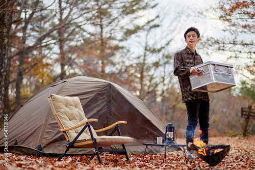 ソロキャンプを楽しむ若い日本人の男性