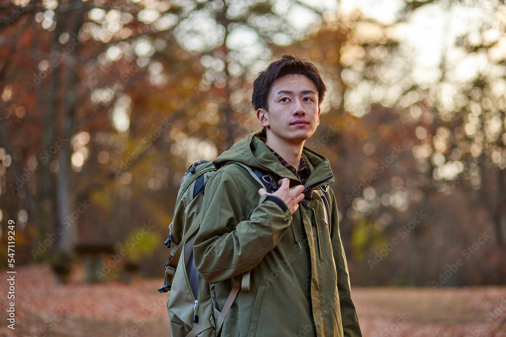 Obraz premium 登山を楽しむ若い日本人の男性