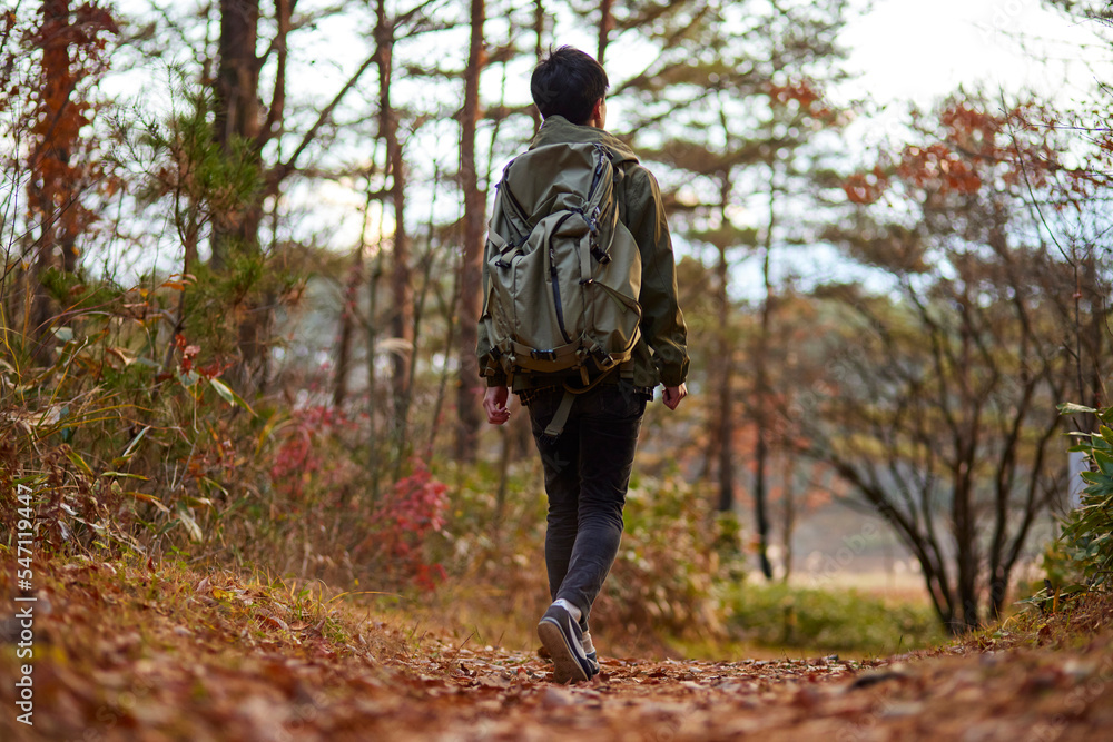 登山を楽しむ若い日本人の男性 登山を楽しむ若い日本人の男性