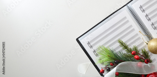 Foto Choral christmas performance concept with sheet music on white table