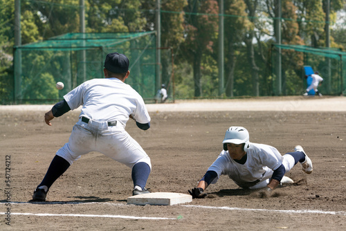 牽制されて帰塁するランナー（高校野球） photo