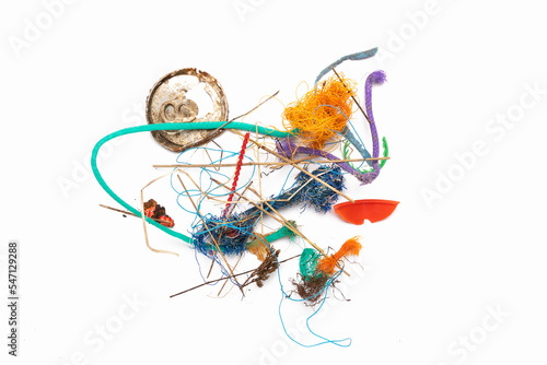 Plastikteile und Reste von Fischernetzen die im Meer gefunden wurden.