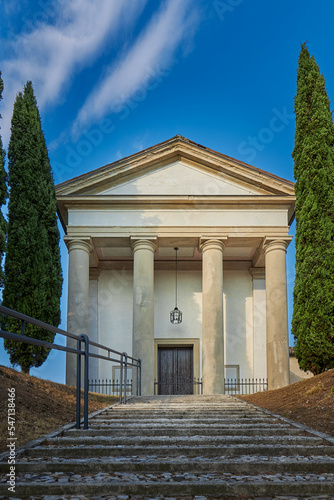 An einer Treppe, die zu einem Friedhof in Pieve di Soligo führt, steht eine Halle mit vier Säulen photo