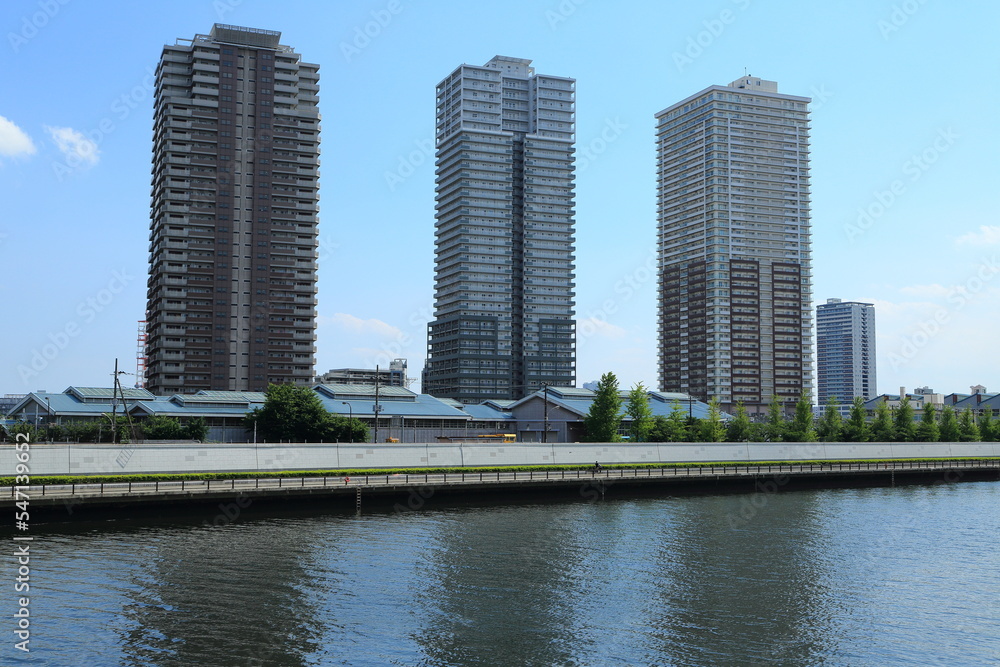 隅田川と南千住に建ち並ぶタワーマンション