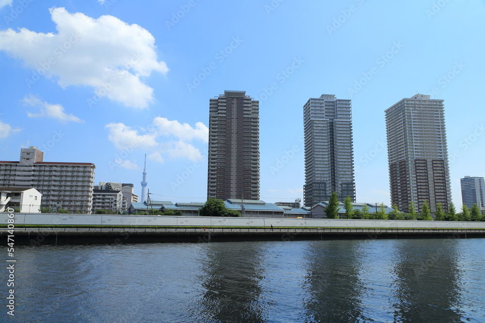 隅田川沿いに建ち並ぶタワーマンションとランドマークタワー