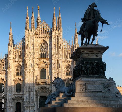 Milano. Piazza Duomo con monumento a V. Emanuele II