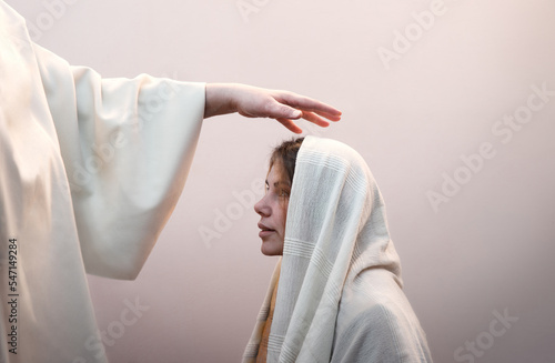 Fotografia Blessing hand above the head of a woman in a headscarf