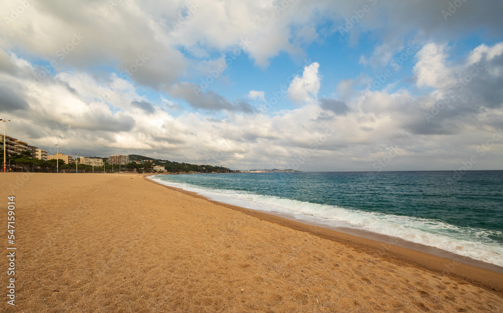 Paisaje de la costa mediterrania en playa d'aro en la costa brava con oceano azul precioso.