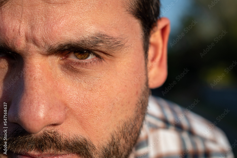 Obraz premium Retrato de cerca de hombre apuesto mirando fijamente a la cámara con expresión de seguridad y motivación