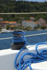 Acrylglasbilder Stadt am Wasser Tau auf einem Segelboot Detail  © Mateas Maric/Wirestock Creators