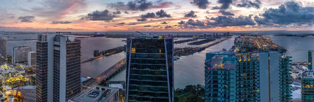 Φωτογραφία Sunrise View of Downtown Miami, Miami Beach and Port of Miami