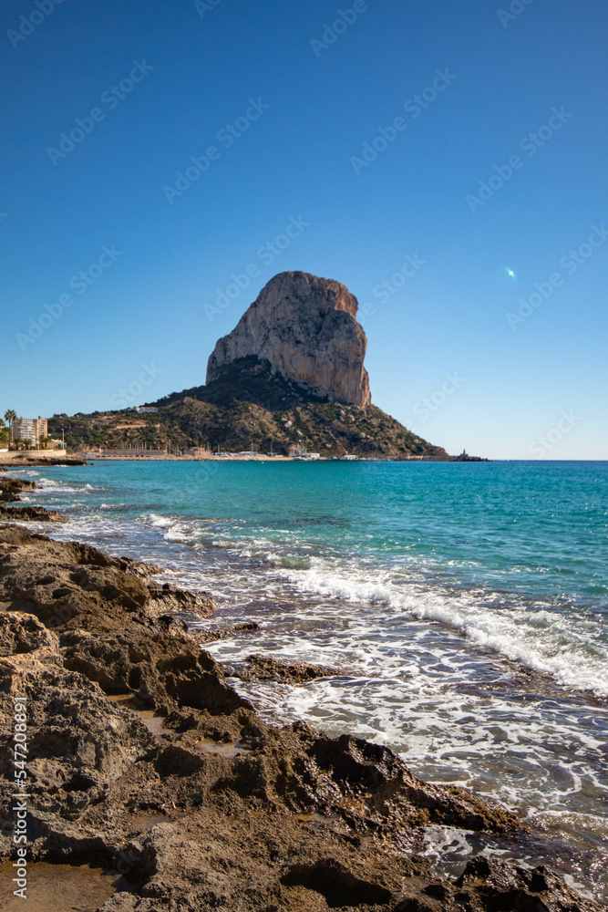 Foto del peñón de Ifach del pueblo de Calpe en la costa Blanca española con el clima cálido mediterráneo y el tranquilo mar.