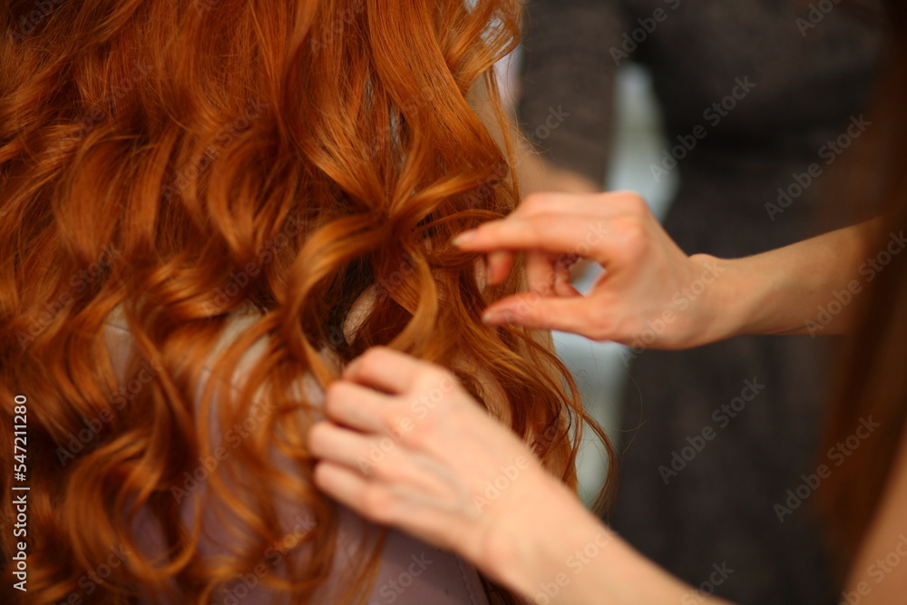 Obraz premium woman combing her hair